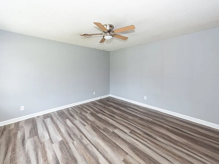 107 Greenhurst Ave — Photo 6