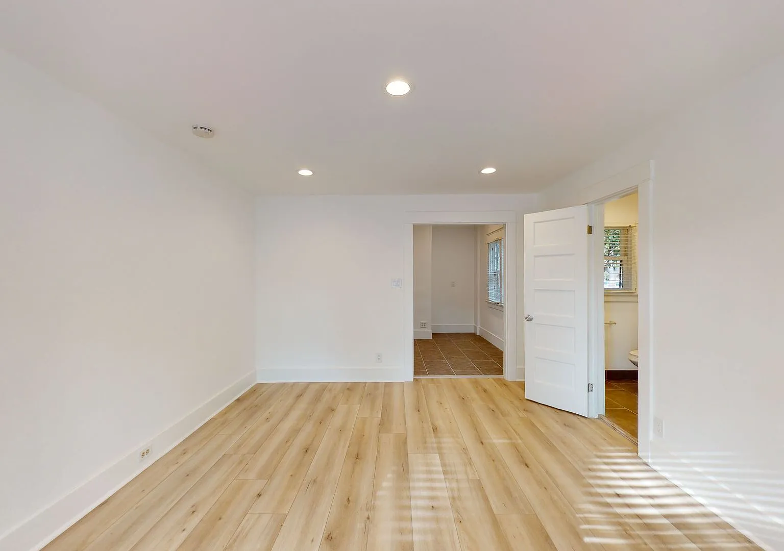 Ask About August Move In Special! Beautifully Remodeled And Upgraded Studio Apartment In Resident... — Photo 4