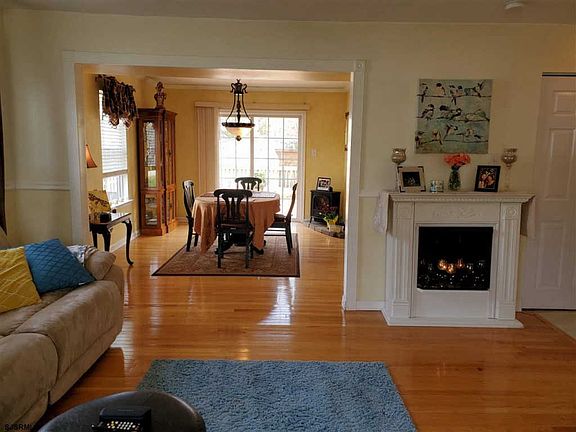 5th image of 408 S Zenia Ave