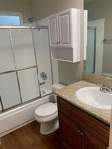NON REMODELED (BATHROOM)
