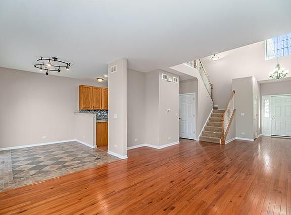 4th image of 449 Jamestown Ct