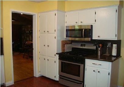 Kitchen (granite counters)