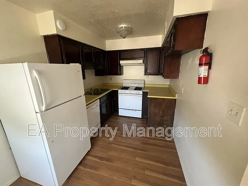 2 bed, 1.0 bath, 900 sqft, $995 — Photo 3