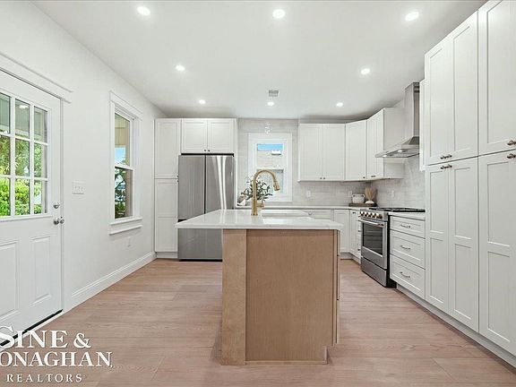 2nd image of 1015 Cass St