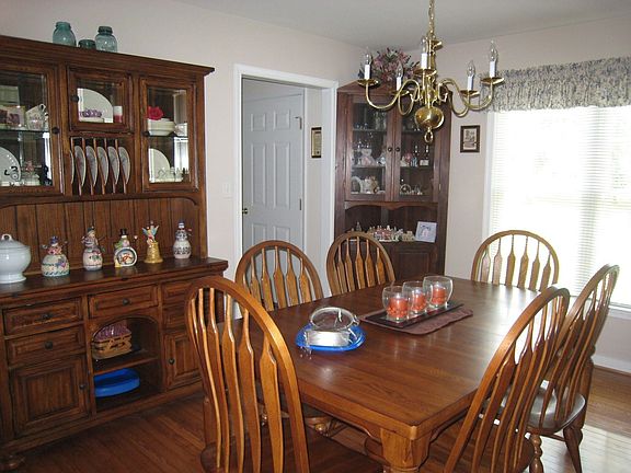 TASTEFULLY APPOINTED FORMAL DINING ROOM