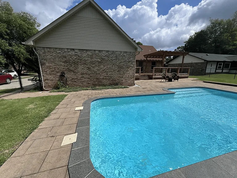 140 Thomas Dr — Photo 4