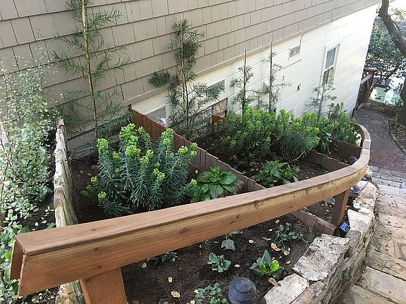 Garden & steps to lower lvl