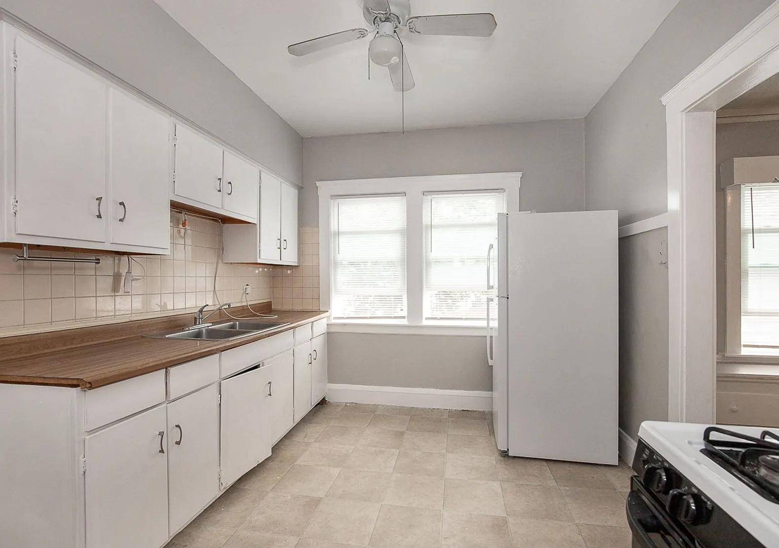 13416 Harlon Ave Lakewood, Oh. 44107 — Photo 2