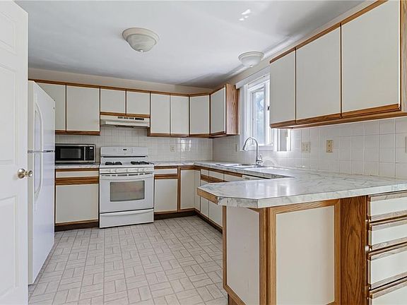 3rd image of 9 Tamarac Dr #D