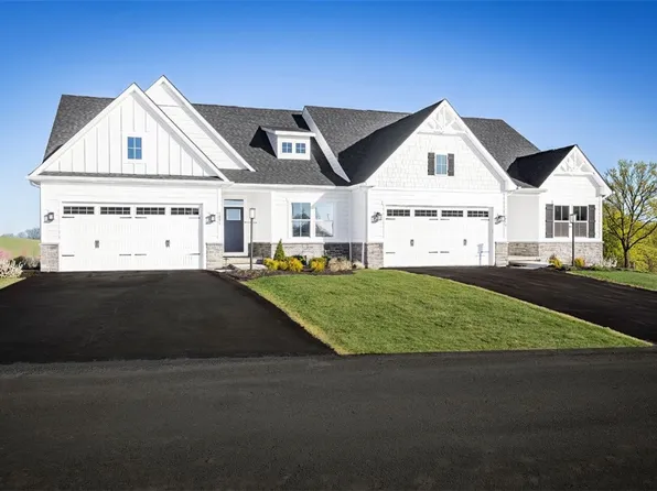 1049 Black Sands Dr, Jeannette, PA 15644