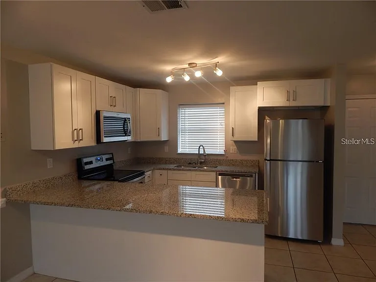 307 Sherborne Ln — Photo 4