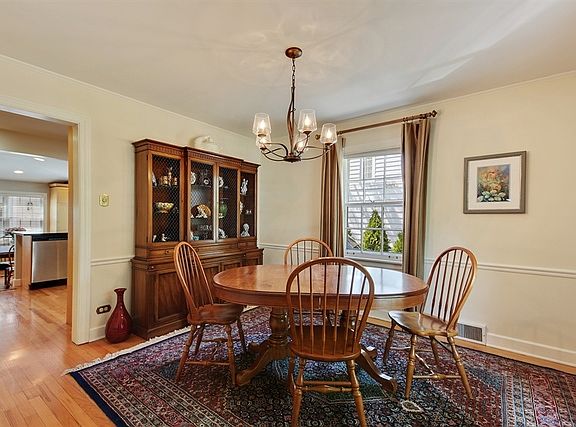 5th image of 380 Flora Pl