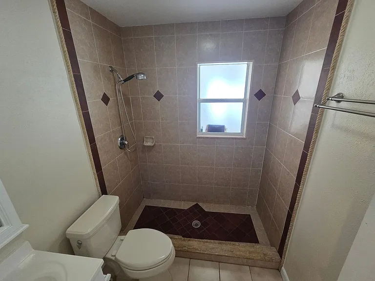 2910 W Pearl Ave — Photo 8