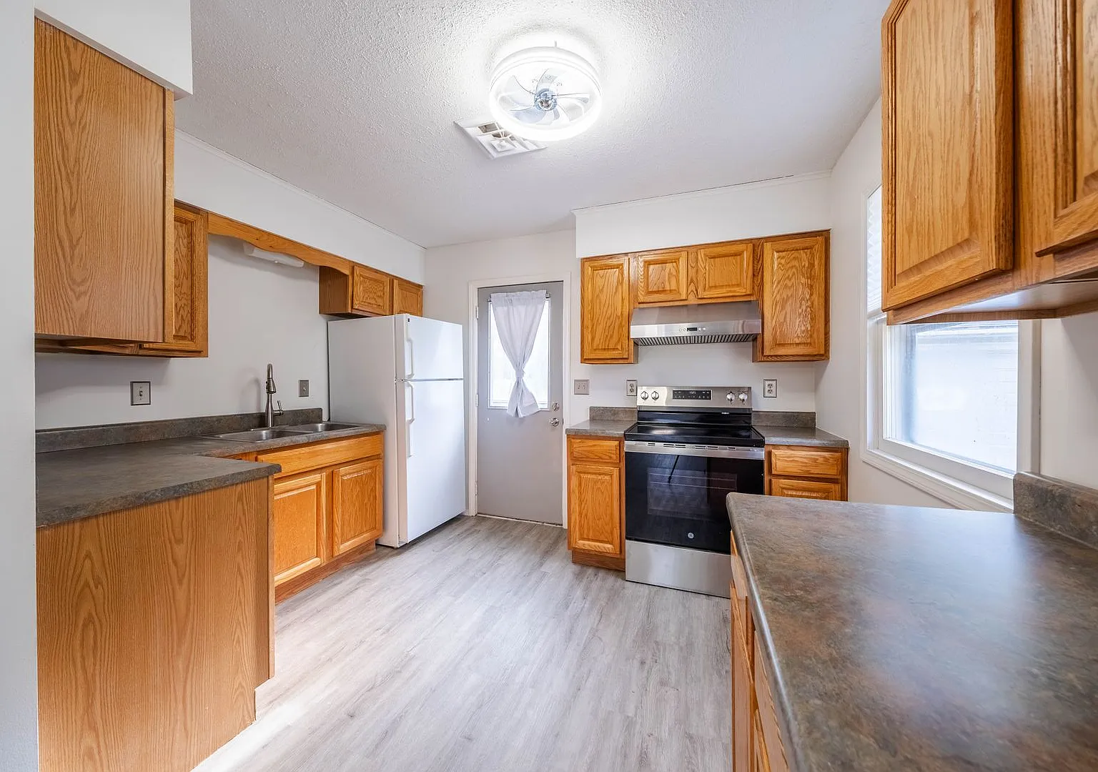 2 Bedroom / 1.5 Bathroom House in Savoy with 2-Car Garage — Photo 3