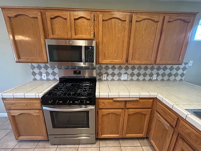 1896 N Matthew Ave — Photo 8