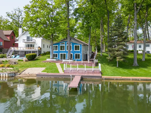 16431 Oak Hill Dr, Fenton, MI 48430