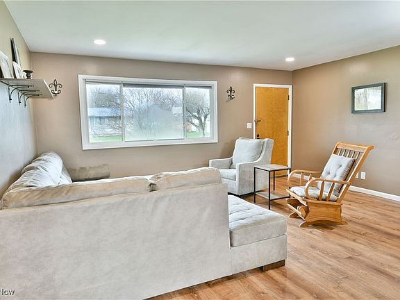 3rd image of 765 Dresden Dr