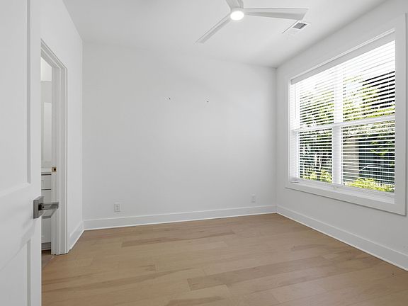 4th image of 1011 44th Ave N #5