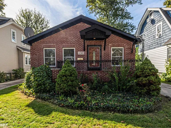 1781 Brys Dr, Grosse Pointe Woods, MI 48236
