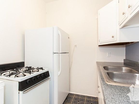 2nd image of 4601 N Lincoln Ave #206