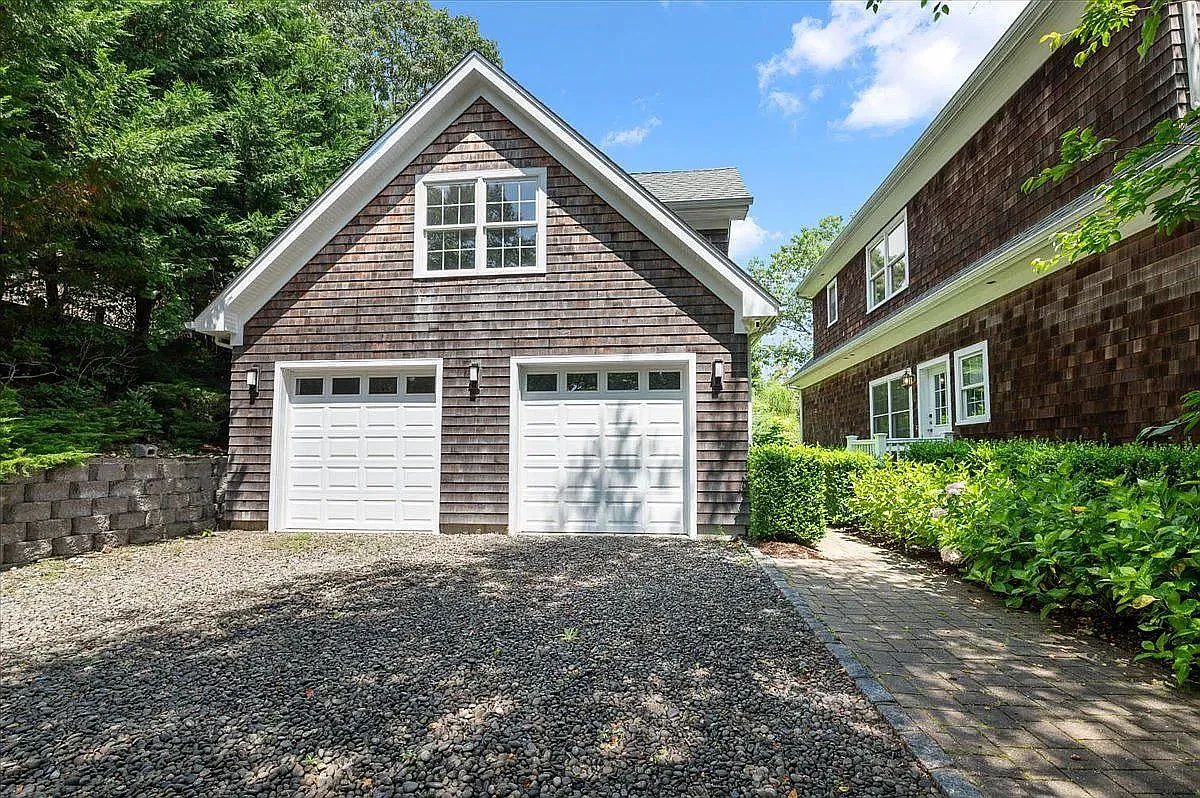 Luxury Hamptons Retreat — Photo 2