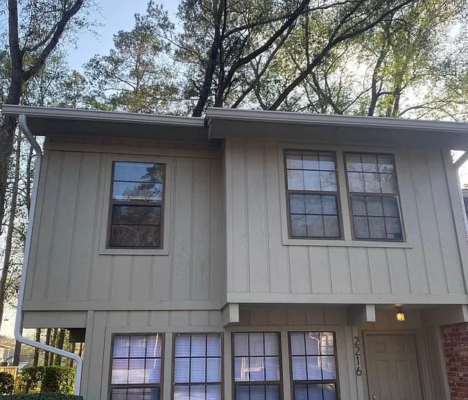 2216 Timberwood Cir N — Photo 1