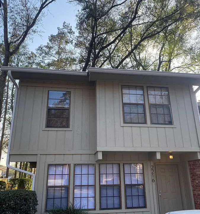 2216 Timberwood Cir N