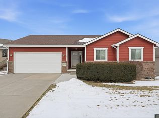 8120 Grand Oaks Dr, Lincoln, NE 68516