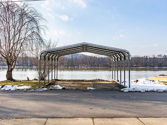 4th image of 250 Riverside Ln