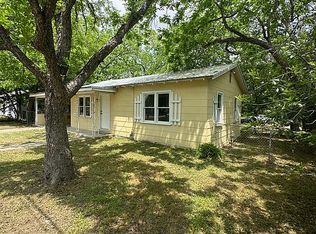 308 Crisswell St, Yoakum, TX 77995
