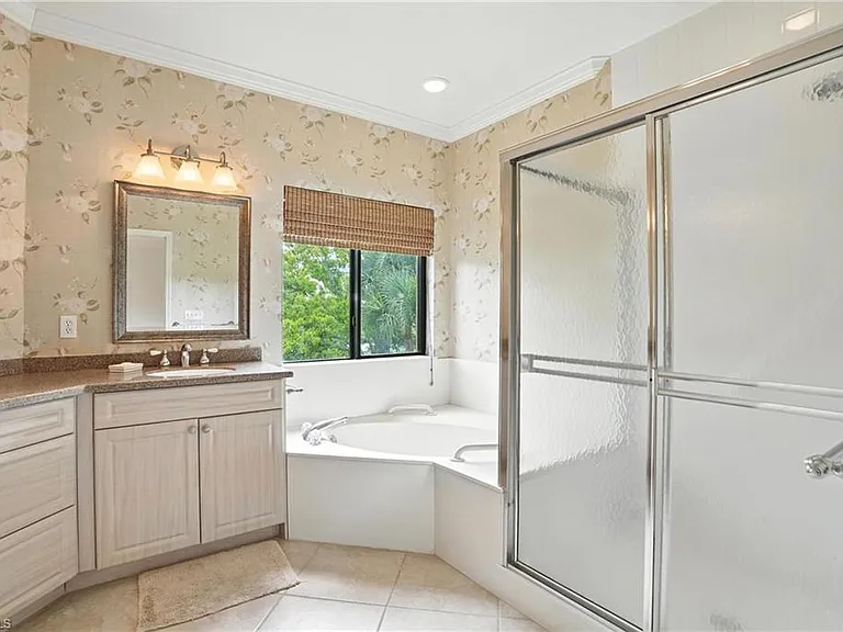 7032 Pelican Bay Blvd #E-304 — Photo 22