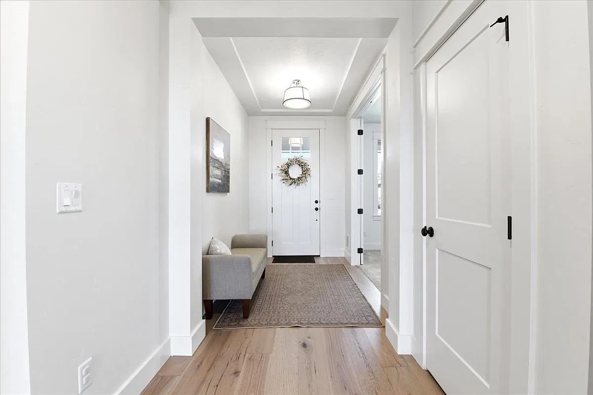 3 bed, 2.5 bath, 2713 sqft, $3,000 — Photo 2