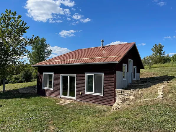 1882 Meadow Cir, Fairfield, IA 52556