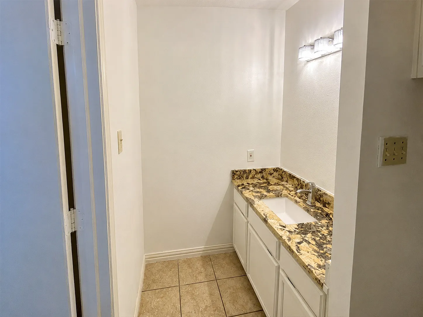 3 bed, 1272 sqft, $2,050 — Photo 4