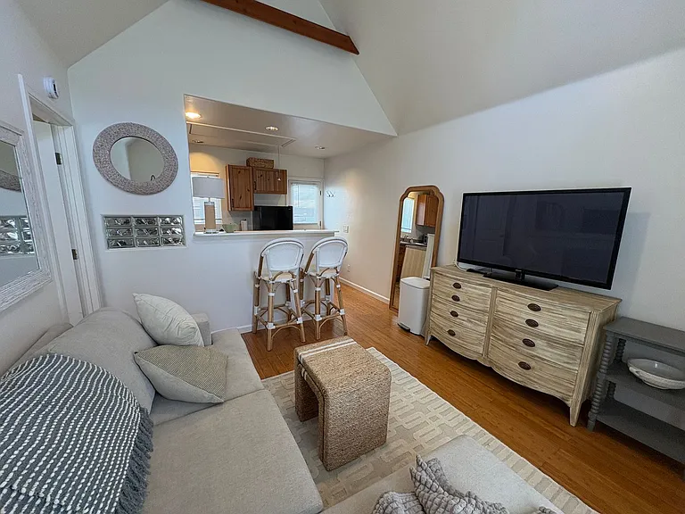 215-221 Lolita St — Photo 5