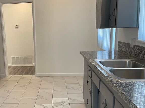 5th image of 283 N Spruce Dr