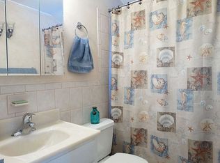 35 Vicar Ln, Levittown, PA 19054