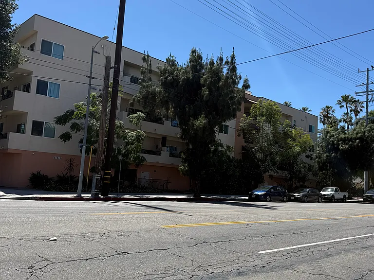 21514 Saticoy St #403 — Photo 2