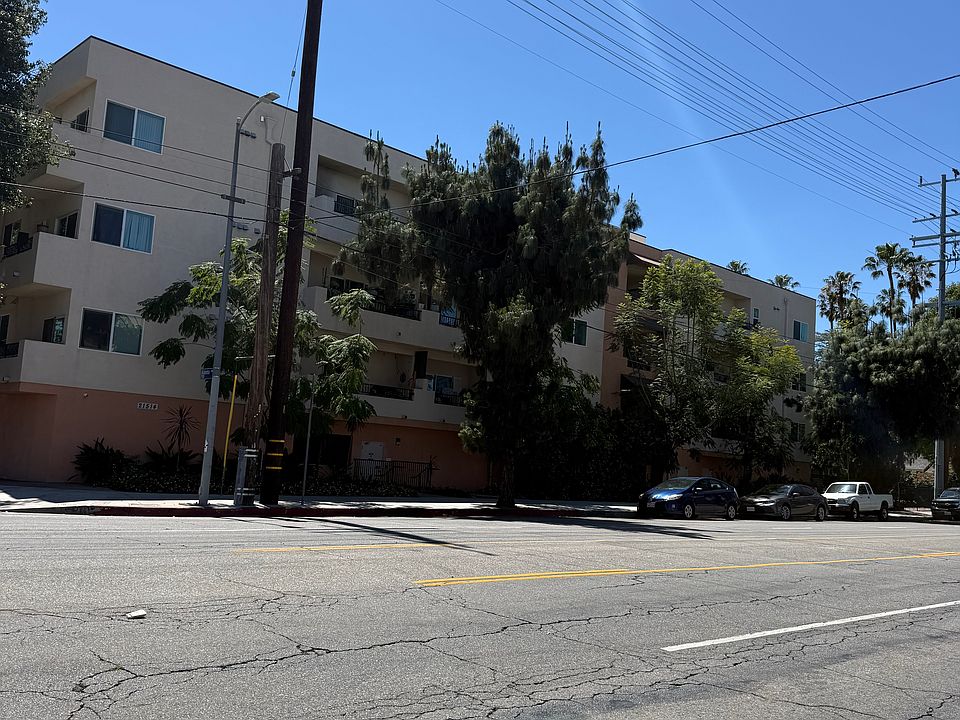1st image of 21514 Saticoy St #203