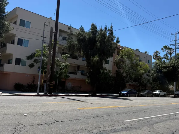 21514 Saticoy St #203, Canoga Park, CA 91304