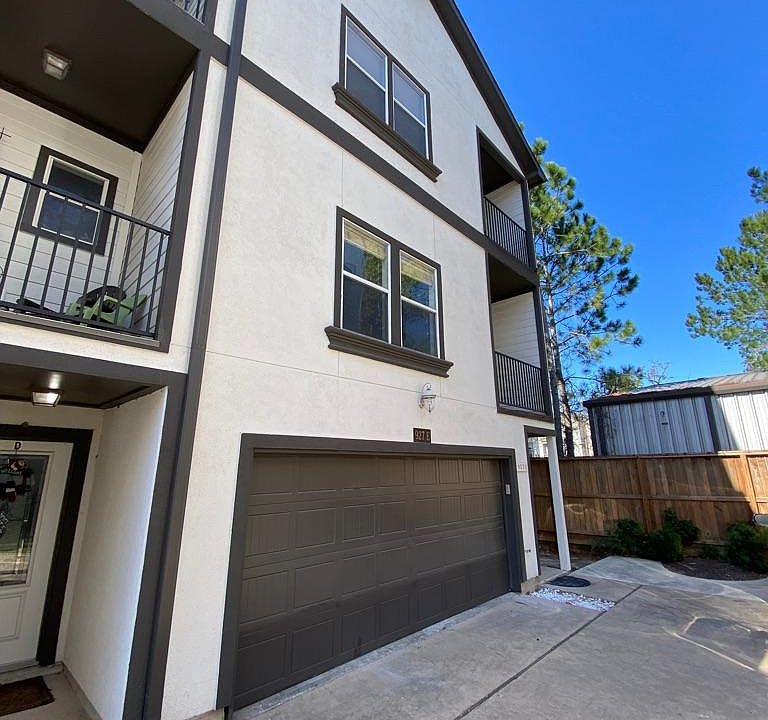 Beautiful End Unit Townhouse in a small gated community in Shady Acres!