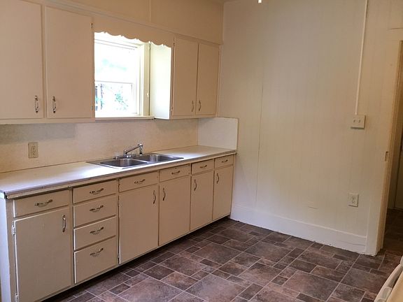 5th image of 618 S 8th St