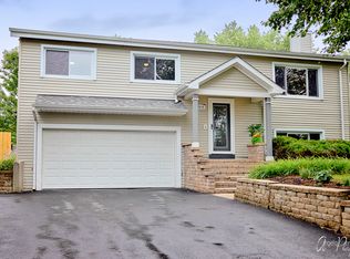 2014 Old Elm Rd, Lindenhurst, IL 60046