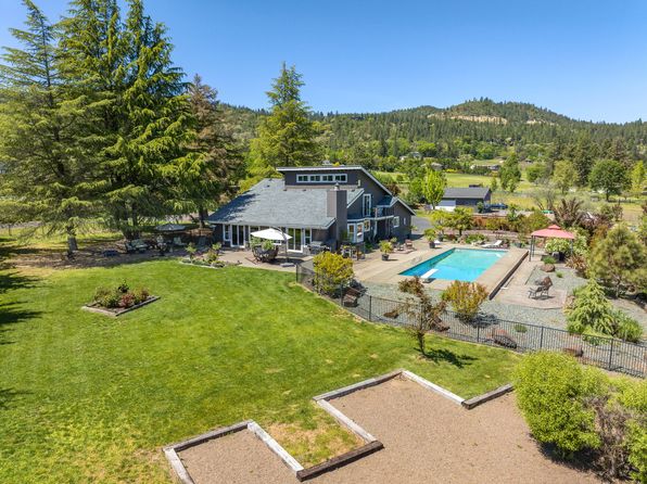 3715 Livingston Rd, Central Pt, OR 97502