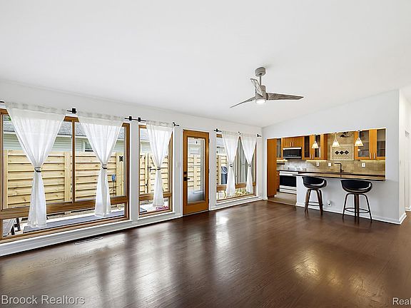 4th image of 1411 W Farnum Ave