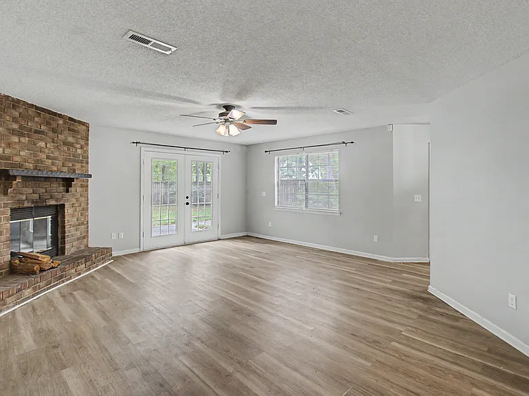 21 Pinewood Ln — Photo 2