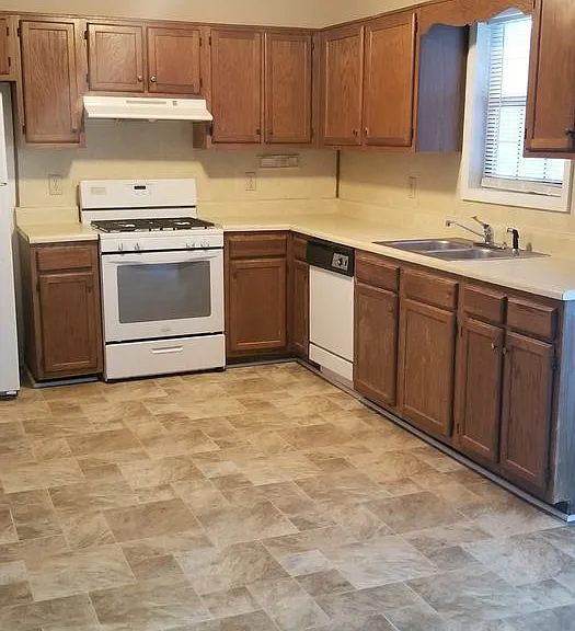 3526 Hopkins Ct — Photo 4