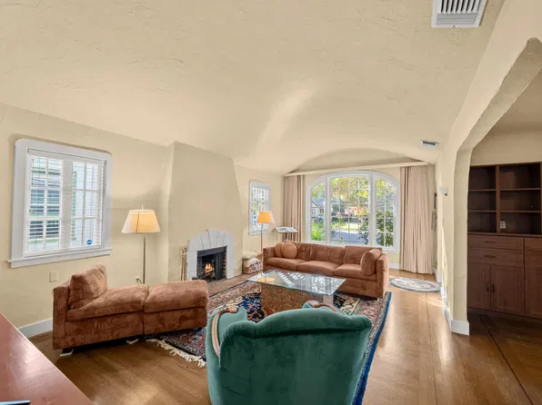 2627 Land Park Dr, Sacramento, CA 95818