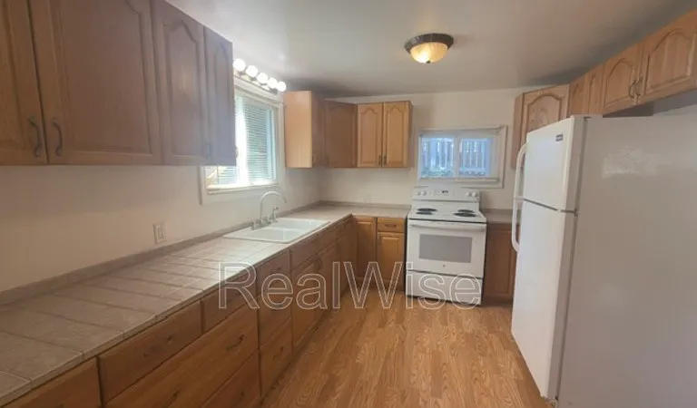 205 S Pine St — Photo 3
