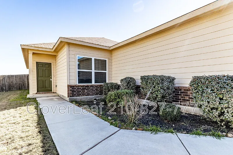 3 bed, 2.0 bath, 1651 sqft, $1,797 — Photo 4